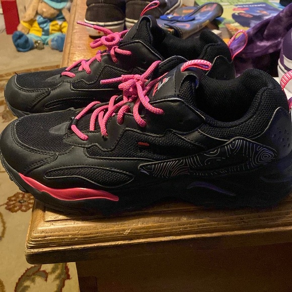 Fila Shoes - Fila Sneakers in great shape Gently Used Condition